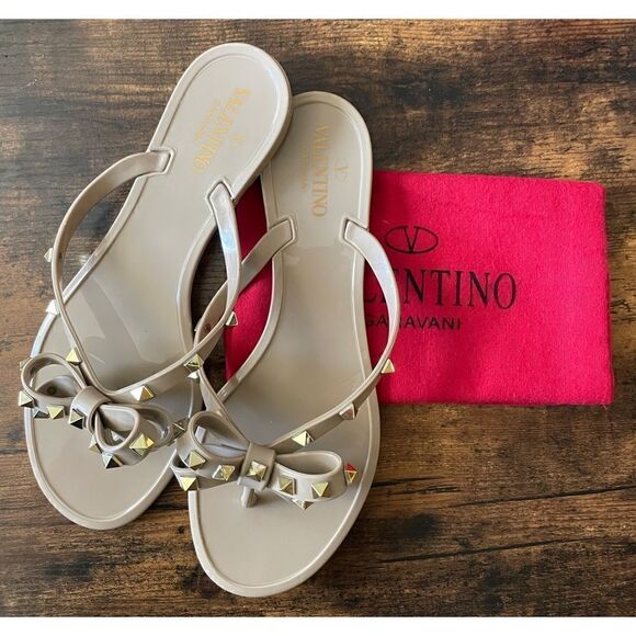 Valentino Garavani RUBBER ROCKSTUD
THONG Jelly flip-flops Size 41 NWOB - Picture 4 of 7